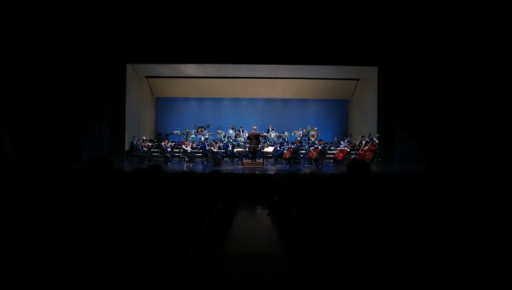 Vista central de la Royal Film Concert Orchestra sobre el escenario del Maestranza