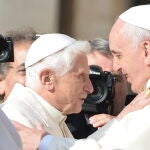 El Papa Emérito Benedicto XVI (i) saluda al Papa Francisco (d) durante una misa por las personas mayores en la Plaza de San Pedro