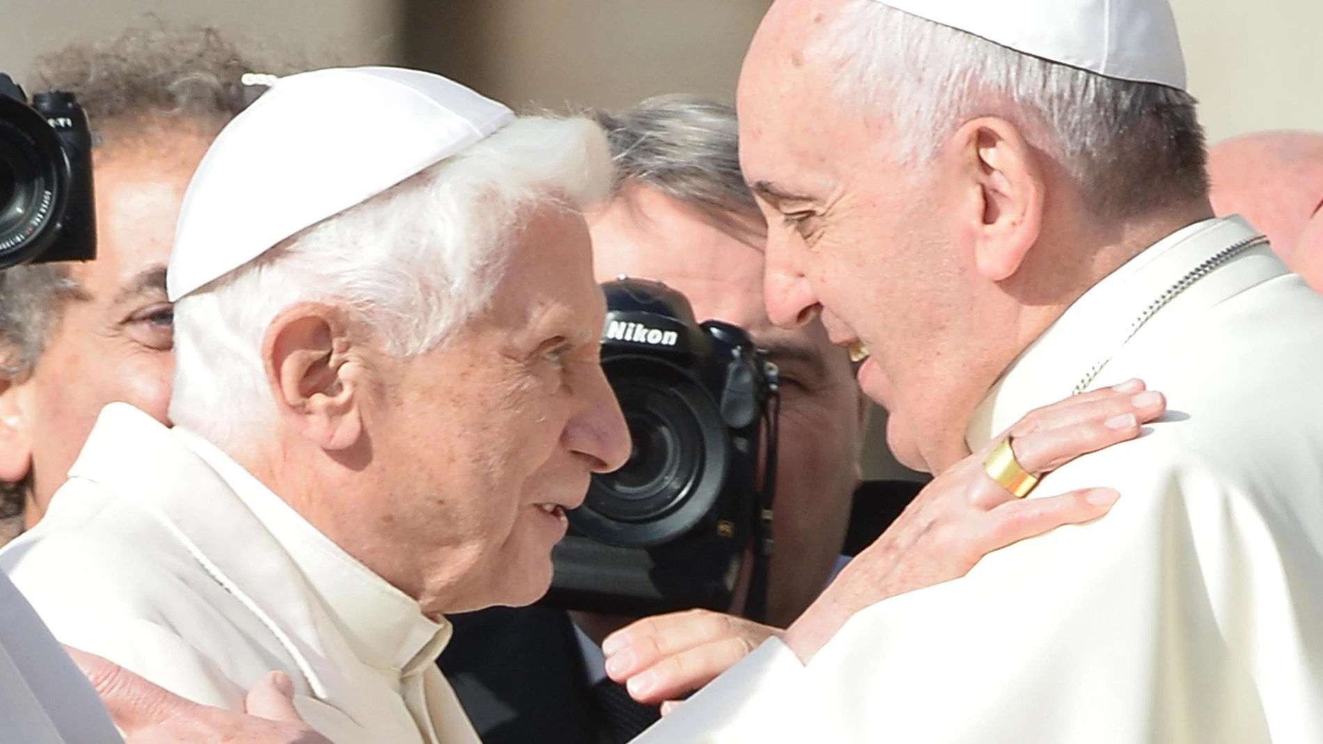 El Papa Emérito Benedicto XVI (i) saluda al Papa Francisco (d) durante una misa por las personas mayores en la Plaza de San Pedro