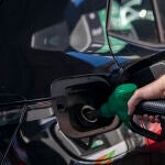 Fin del descuento de la gasolina: ¿Por qué no interesa circular con el depósito lleno?