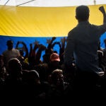 Fotografía de archivo fechada el 27 de octubre de 2022 que muestra al opositor Juan Guaidó en un acto con seguidores, en Caracas