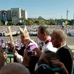 Benedicto XVI saluda a los fieles congregados en la Plaza de la Revolución de La Habana, durante su vista a Cuba en marzo de 2012