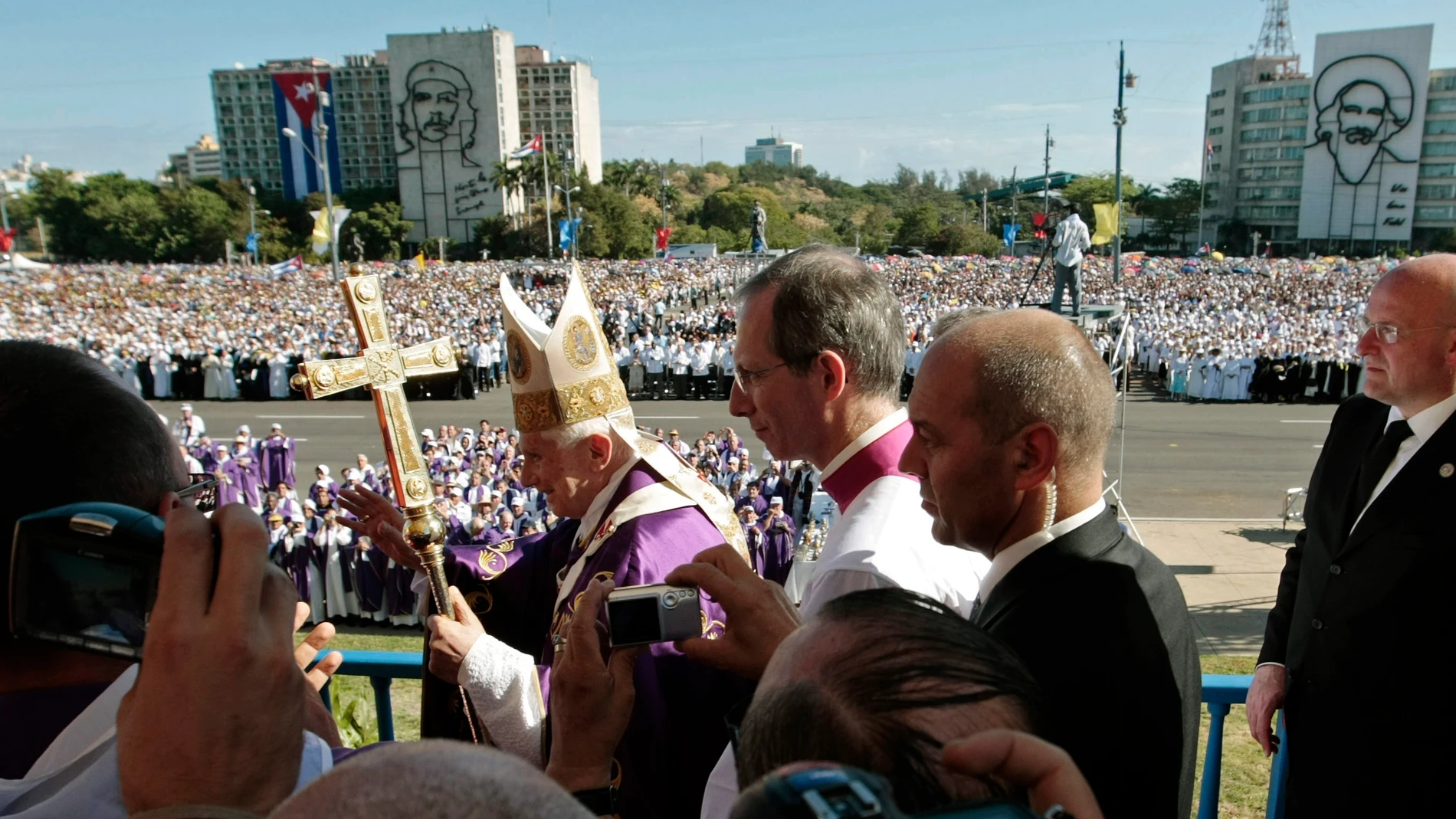 Benedicto XVI saluda a los fieles congregados en la Plaza de la Revolución de La Habana, durante su vista a Cuba en marzo de 2012