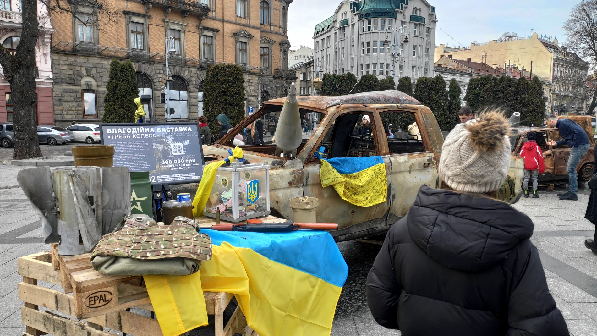 Centro de Lviv. Varios millones de ucranianos desplazados internos reciben el Año Nuevo lejos de sus hogares ocupados o bombardeados, mientras reconstruyen sus vidas en medio de los continuos ataques rusos y cortes de electricidad.
