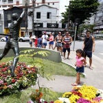 Homenaje a Pelé en la estatua en su honor en Santos