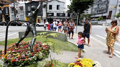 Homenaje a Pelé en la estatua en su honor en Santos