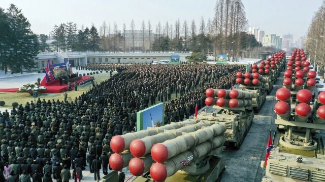 Exhibición con los últimos sistema de cohetes de lanzamiento múltiple supergrande de 600 mm en Pyongyang el día 31 de diciembre