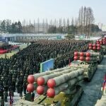 Exhibición con los últimos sistema de cohetes de lanzamiento múltiple supergrande de 600 mm en Pyongyang el día 31 de diciembre
