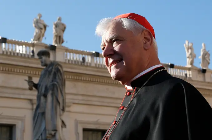 Cardenal Müller: «Algunos se empeñan en dividir a la Iglesia enfrentando a los dos Papas»