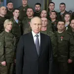 Putin con soldados rusos en el discurso de Año Nuevo