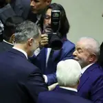 El rey de España, Felipe VI (i), saluda al nuevo presidente de Brasil, Luiz Inácio Lula da Silva, tras su ceremonia de investidura en el Parlamento hoy, en Brasília
