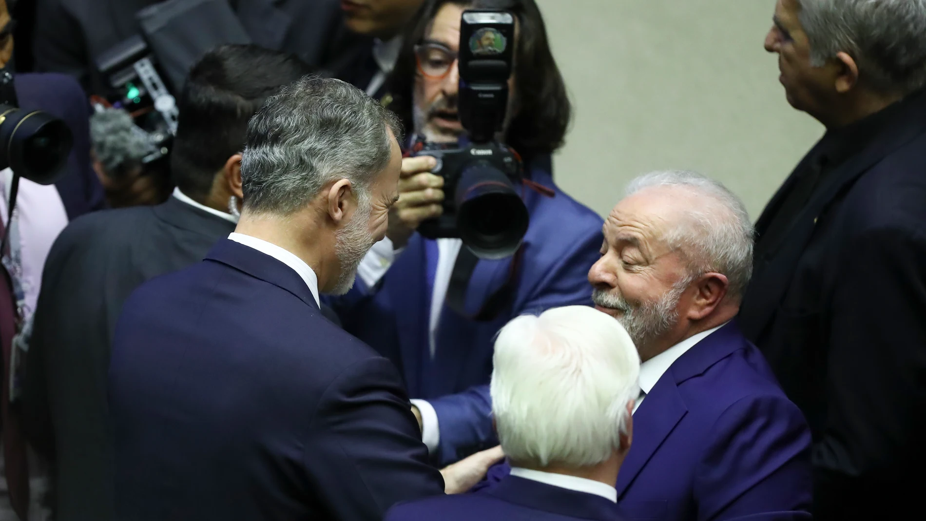 El rey de España, Felipe VI (i), saluda al nuevo presidente de Brasil, Luiz Inácio Lula da Silva, tras su ceremonia de investidura en el Parlamento hoy, en Brasília