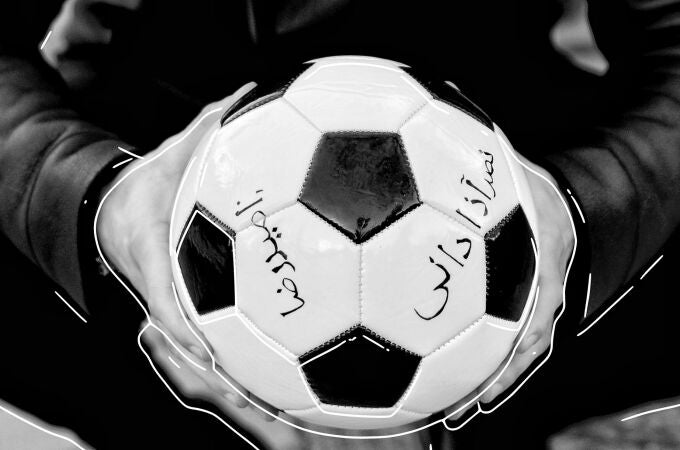 En el balón lanzado por el artista Omar Jerez se pueden leer los nombres de Amir Nars Azadani y de Mahsa Amin escritos en persa