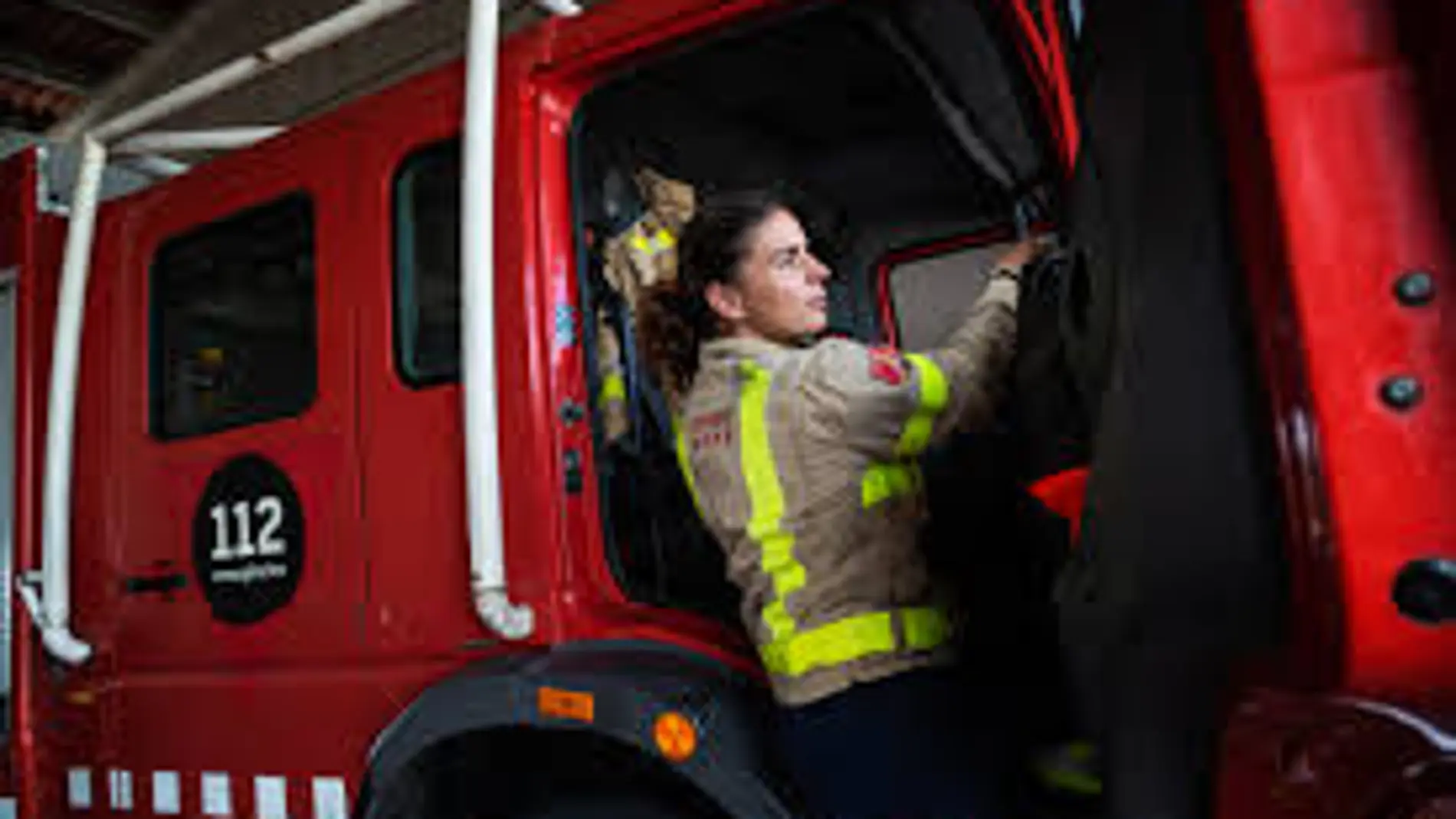Una mujer bombero, en tareas de extinción de un fuego