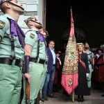 El pendón real a su salida del Ayuntamiento en el día en el que Granada celebra su tradicional Día de la Toma
