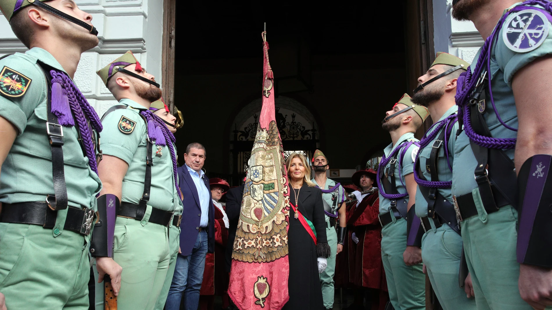El pendón real a su salida del Ayuntamiento en el día en el que Granada celebra su tradicional Día de la Toma
