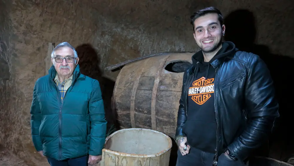 Claudiano Pellitero y su nieto Saúl Coque, rehabilitan una bodega familiar en el municipio leonés de Valdevimbre