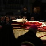 El cuerpo de Benedicto XVI, ayer, en la basílica de San Pedro