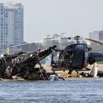 Los dos helicópteros siniestrados tras chocar en una playa australiana junto a decenas de turistas