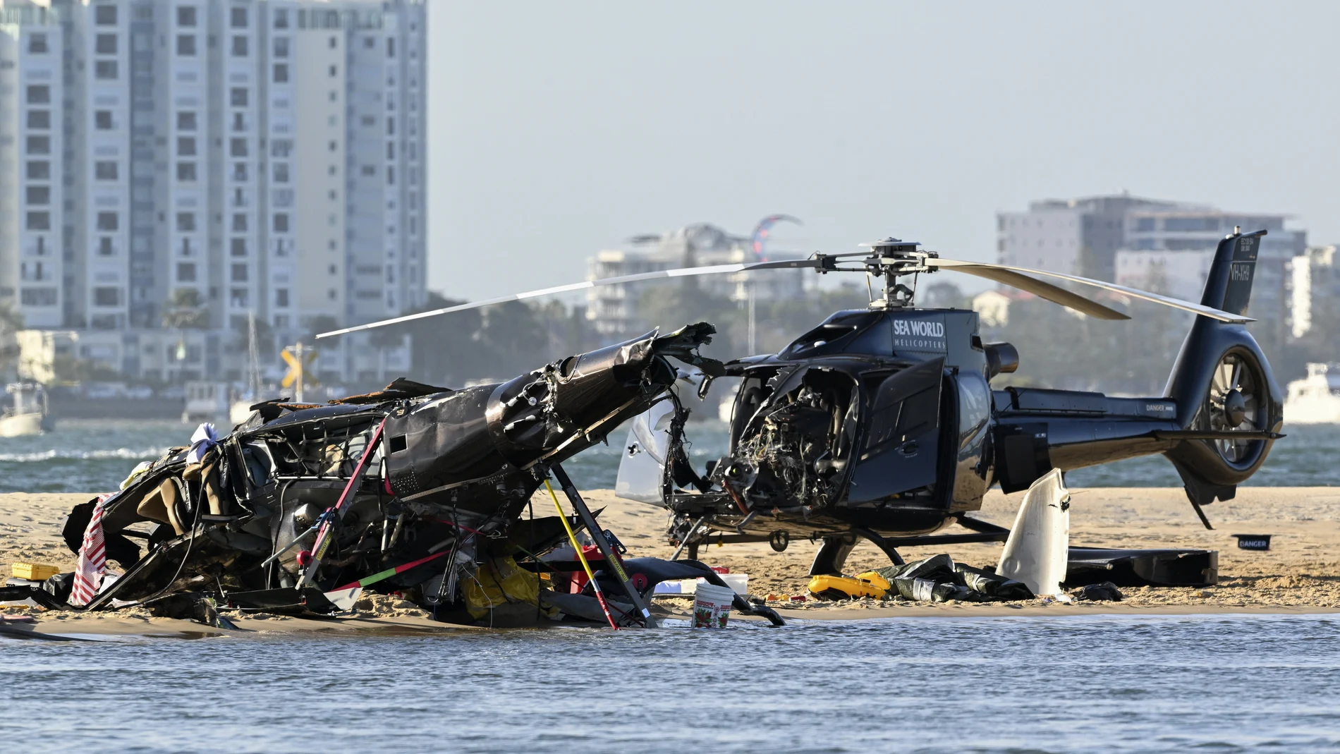 Los dos helicópteros siniestrados tras chocar en una playa australiana junto a decenas de turistas