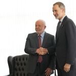 El presidente de Brasil Luiz Inacio Lula da Silva, izquierda, estrecha la mano del rey Felipe VI de España