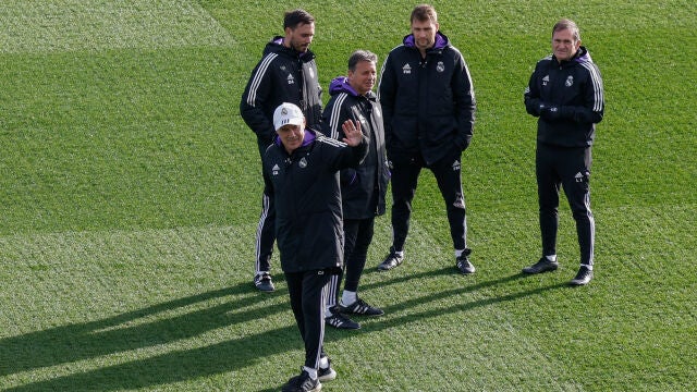 El técnico italiano del Real Madrid, Carlo Ancelotti, saluda a los aficionados que han asistido al entrenamiento realizado este lunes en la ciudad deportiva de Valdebebas, donde el equipo prepara el partido de la jornada 16 de LaLiga que disputa ante el Villarreal. EFE/J.J. Guillén