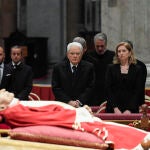 El presidente italiano, Sergio Mattarella (3i), en la capilla ardiente del Papa Emérito