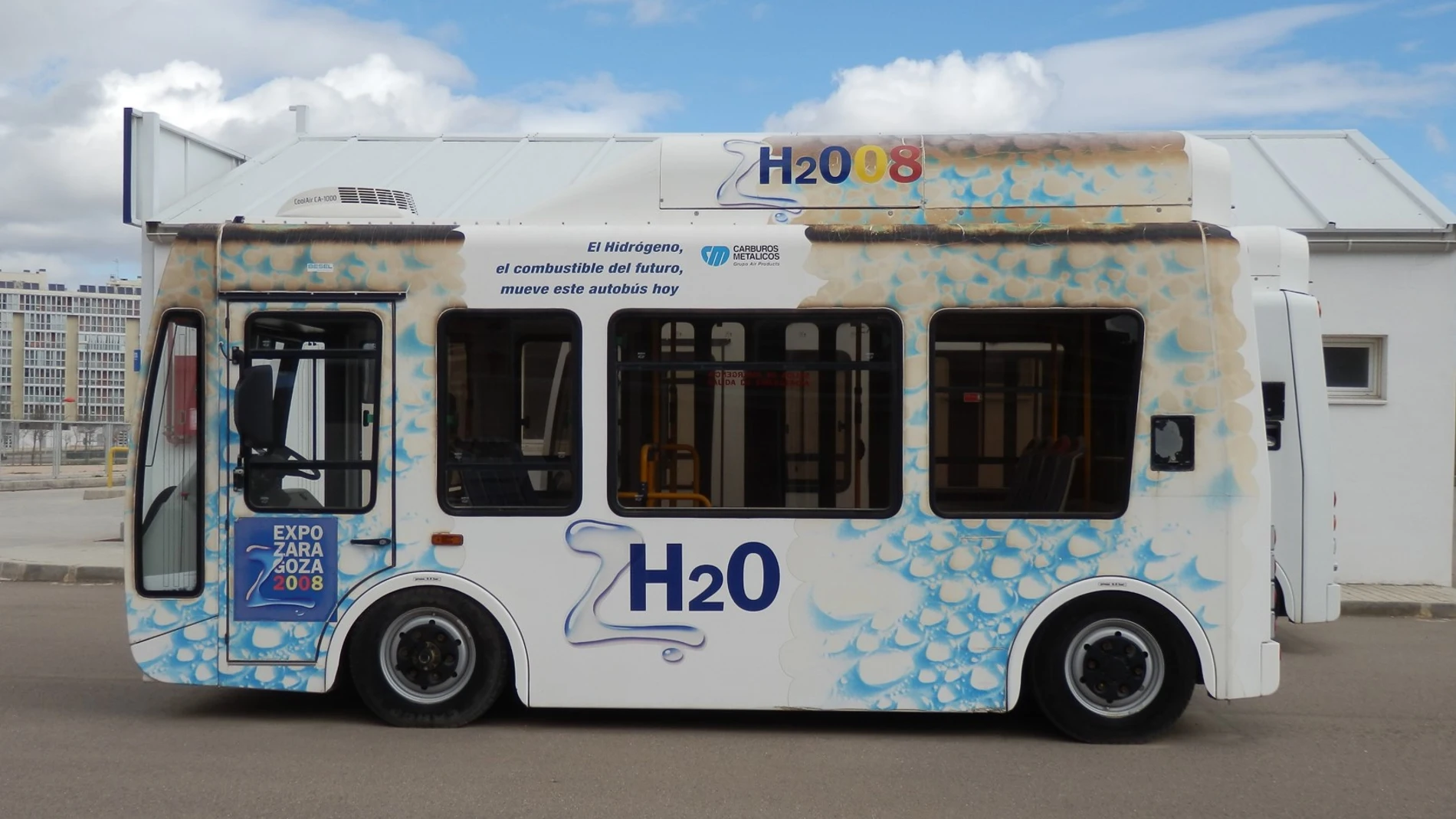 Un autobús donde se lee H20 y Expo Zaragoza 2008