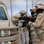 Miembros del Ejercito Mexicano resguardan la zona del penal donde se registró una fuga y un motín en Ciudad Juárez, en el estado de Chihuahua