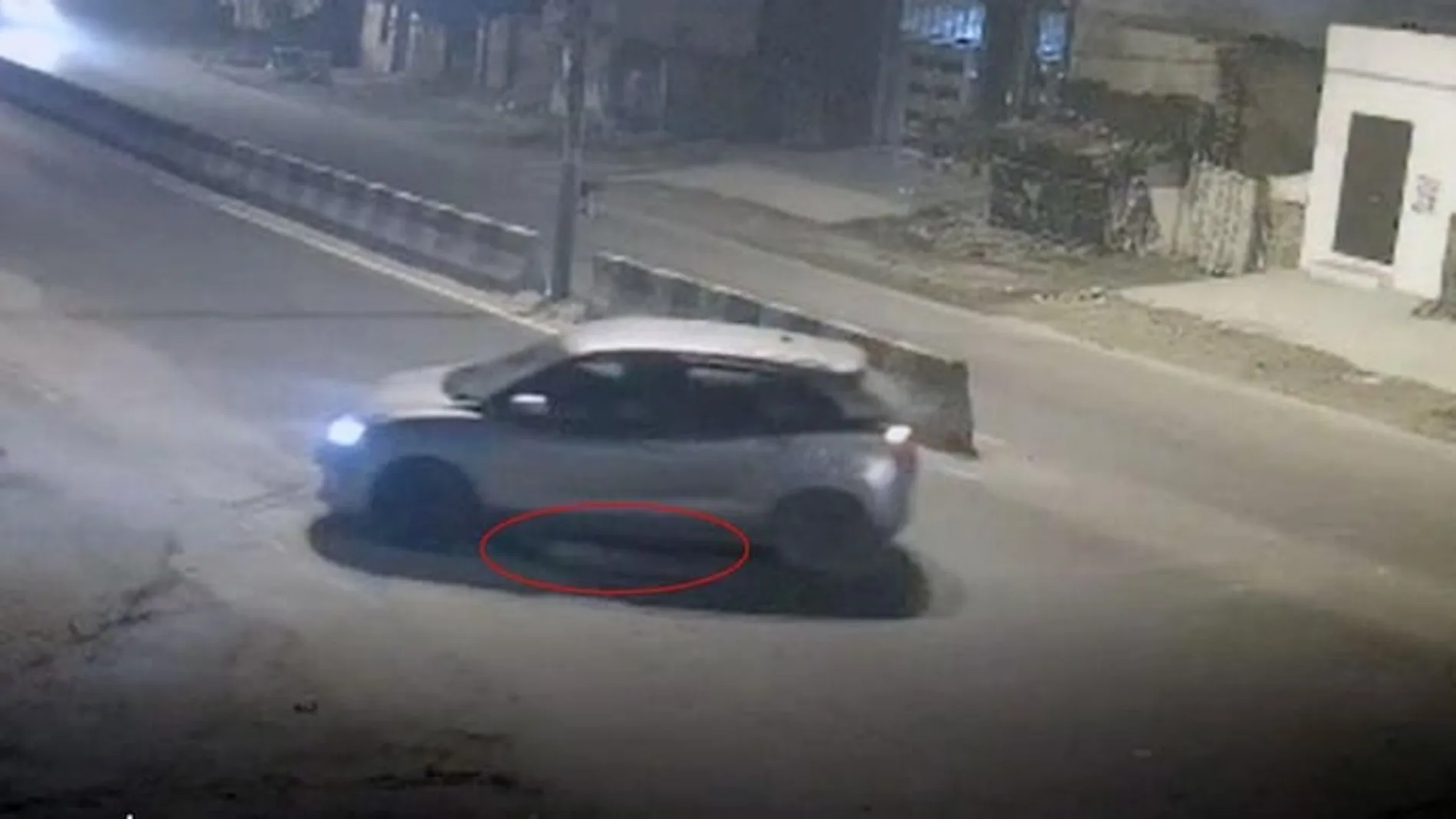 El coche que atropelló a una joven india en Nueva Delhi con el cuerpo de la mujer en los bajos