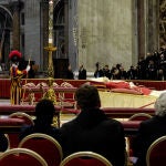 El cuerpo sin vida del papa emérito Benedicto XVI, que falleció el 31 de diciembre a los 95 años, permanece en la capilla ardiente instalada en la nave central de la Basílica de San Pedro del Vaticano. EFE/Cristina Cabrejas