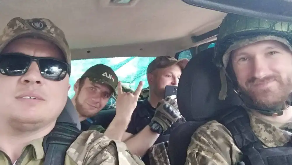 El soldado ucraniano Anatoliy y su grupo dentro de un vehículo