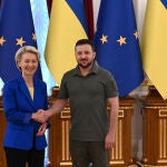 Ursula von der Leyen saluda a Zelenski en Kyiv el pasado septiembre
