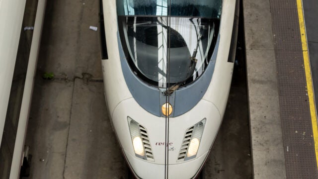 Un tren Ave en las vías espera para salir en la estación de Valladolid