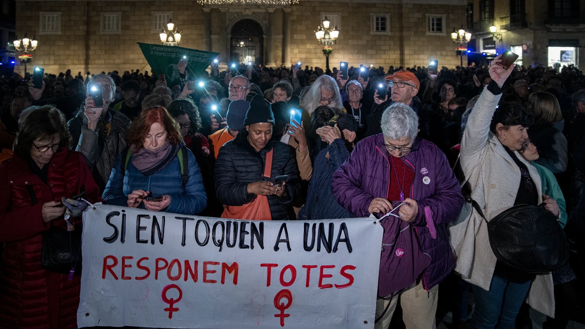 Cientos de personas durante una concentración contra el repunte de feminicidios, a 2 de enero de 2023, en Barcelona, Catalunya (España)