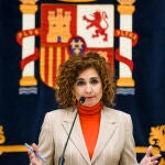 La ministra de Hacienda y Función Pública, María Jesús Montero, atiende a los medios de comunicación