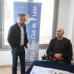 El Real Aero Club de León, presenta un evento a favor de la ELA. En la imagen, Urbano González, afectado por esta enfermedad; el presidente del Real Aero Club, Juan Carlos Redondo y el consejero delegado de Domus Oncinae, Juan Salguero