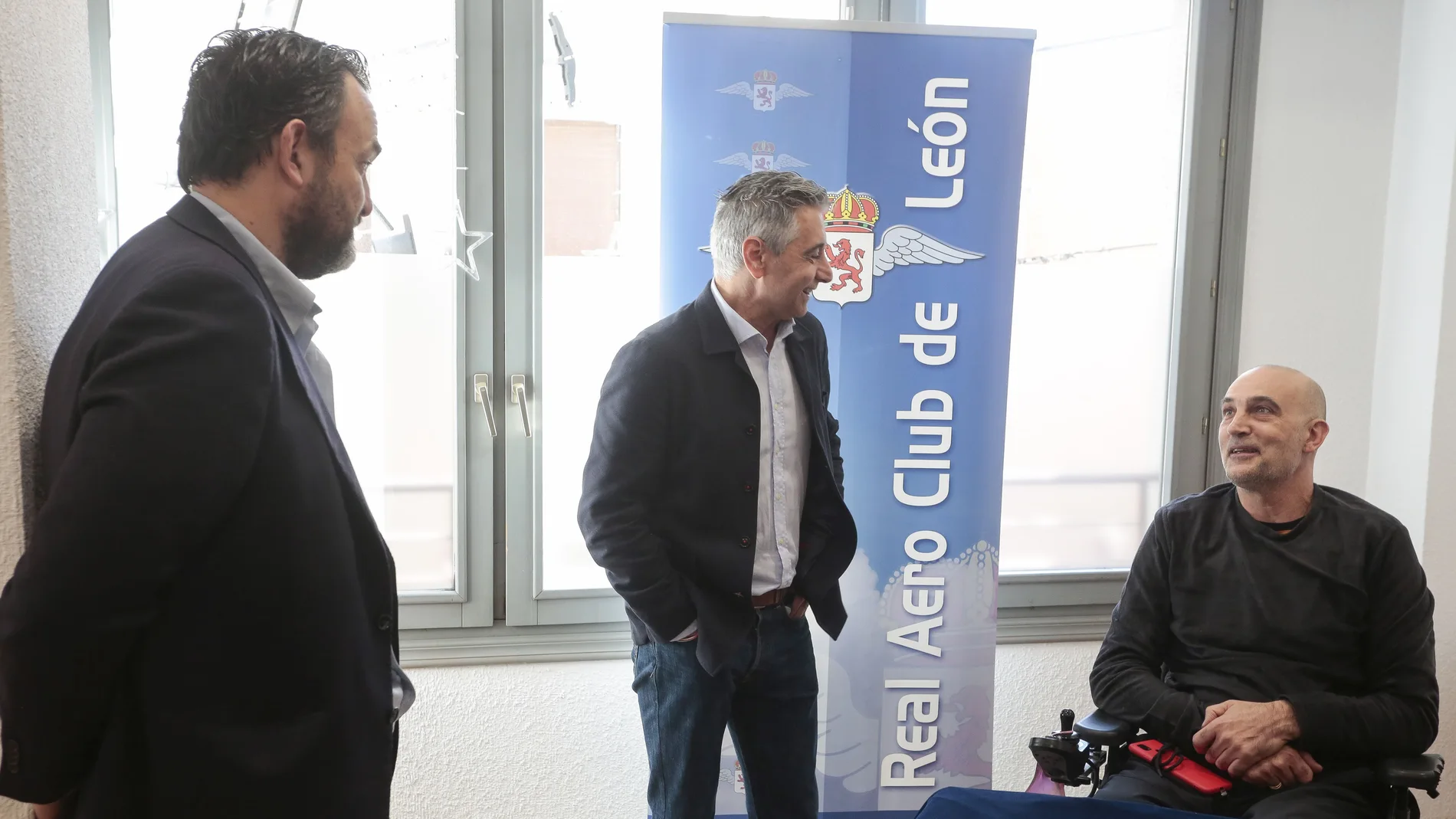 El Real Aero Club de León, presenta un evento a favor de la ELA. En la imagen, Urbano González, afectado por esta enfermedad; el presidente del Real Aero Club, Juan Carlos Redondo y el consejero delegado de Domus Oncinae, Juan Salguero