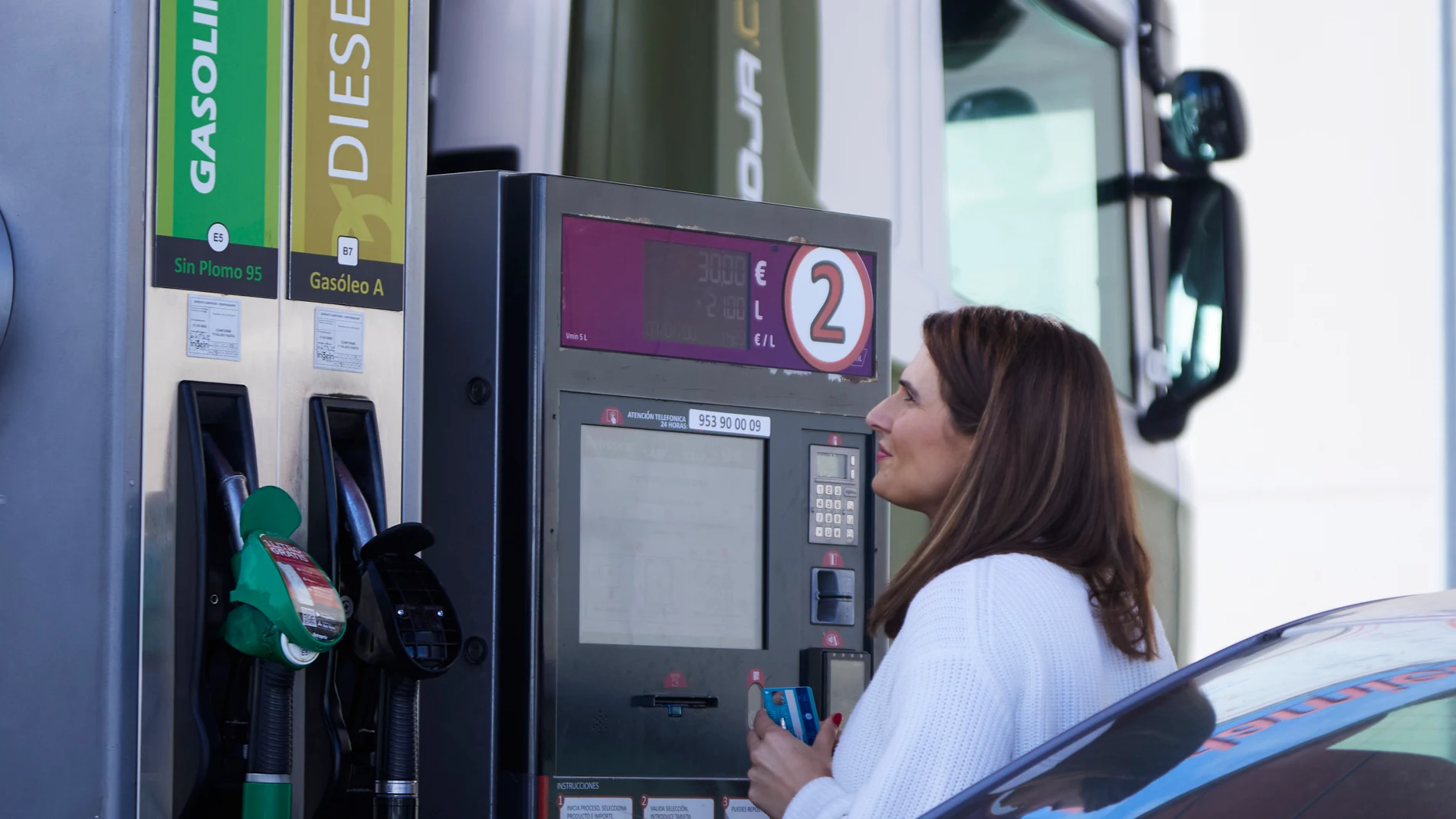 Una mujer paga en una gasolinera autoservicio en Sevilla