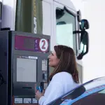 Una mujer paga en una gasolinera autoservicio en Sevilla