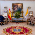 El embajador de la República Dominicana, Juan Bolívar Díaz (i), firma en el libro de condolencias que la Nunciatura Apostólica, la Embajada de la Santa Sede en España, abierta desde este martes y hasta ayer