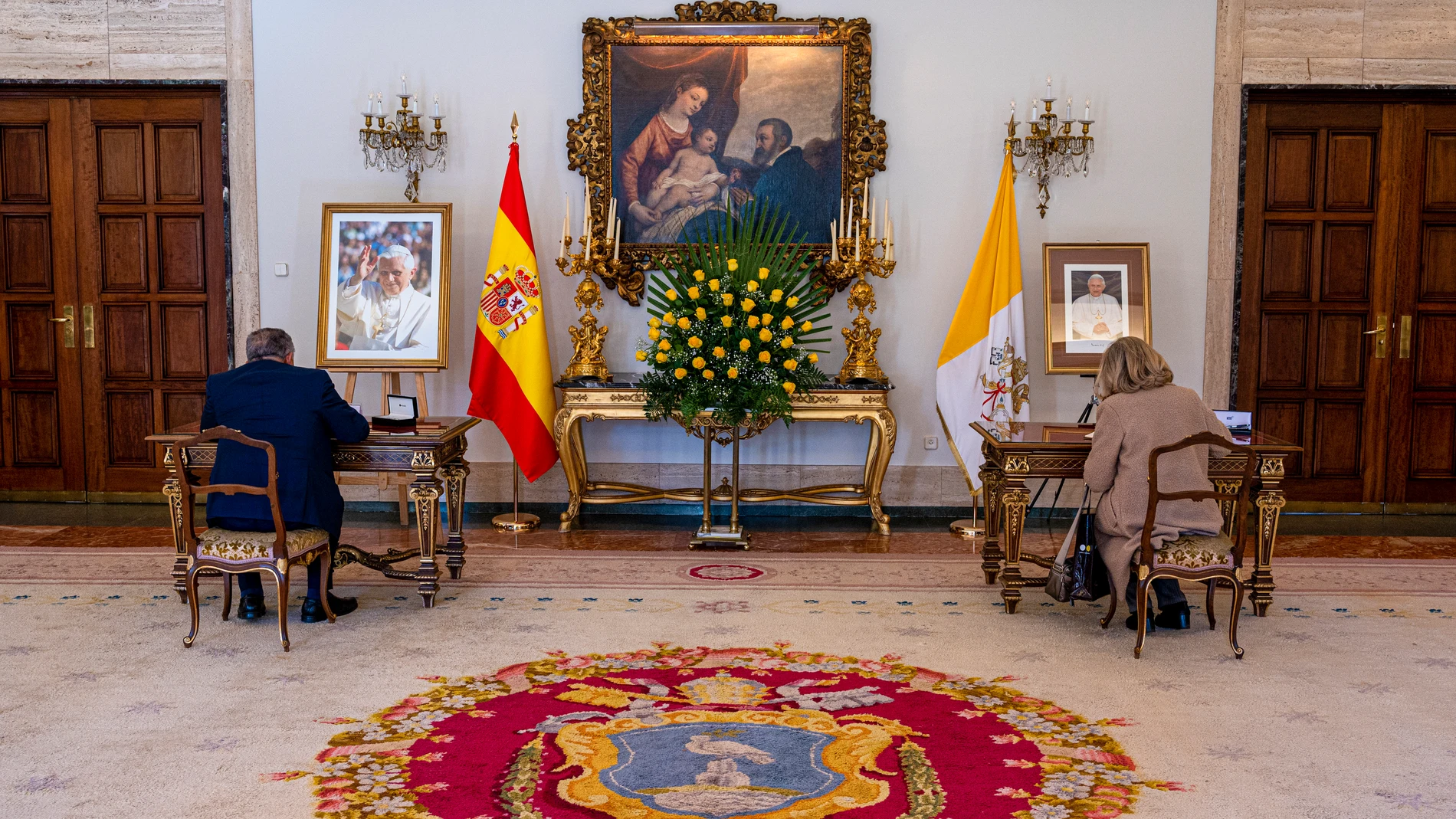 El embajador de la República Dominicana, Juan Bolívar Díaz (i), firma en el libro de condolencias que la Nunciatura Apostólica, la Embajada de la Santa Sede en España, abierta desde este martes y hasta ayer