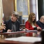 Xavier Flores y Carlos Martínez conversan en presencia de Virginia Barcones, antes de presentar el proyecto