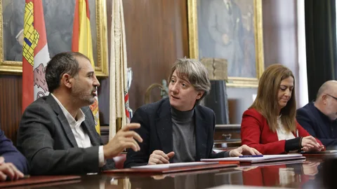 Xavier Flores y Carlos Martínez conversan en presencia de Virginia Barcones, antes de presentar el proyecto