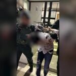 Agentes conduciendo al detenido