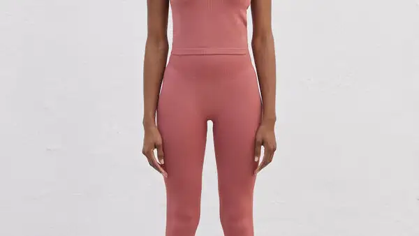 Camiseta rosa Seamless sin mangas y legging largo rosa Seamless, de Women’secret