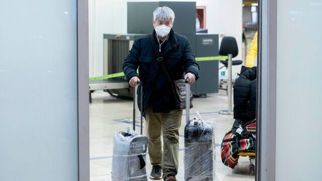 Un pasajero llega al aeropuerto Adolfo Suárez Madrid-Barajas procedente de un vuelo de Chongqing (China)
