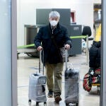 Un pasajero llega al aeropuerto Adolfo Suárez Madrid-Barajas procedente de un vuelo de Chongqing (China)