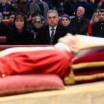 Orban ayer ante los restos mortales de Benedicto