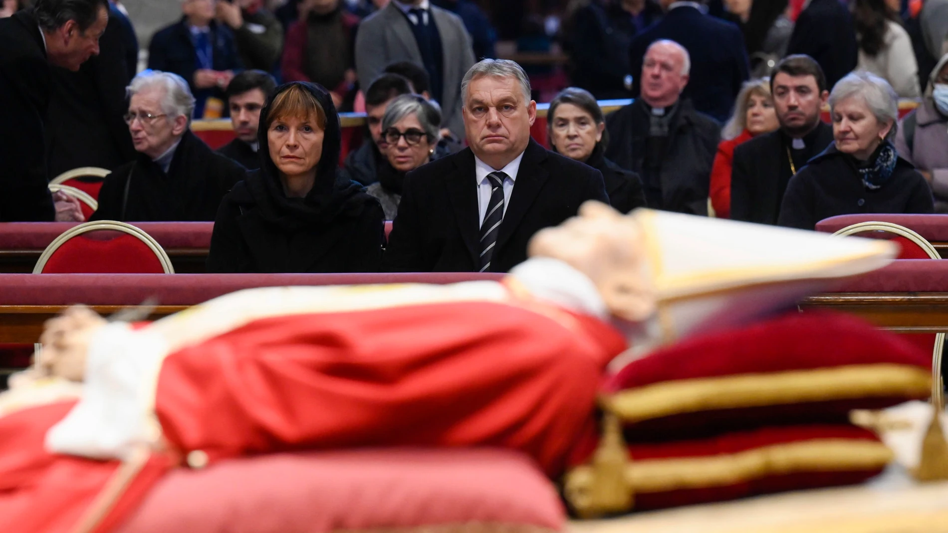 Orban ayer ante los restos mortales de Benedicto